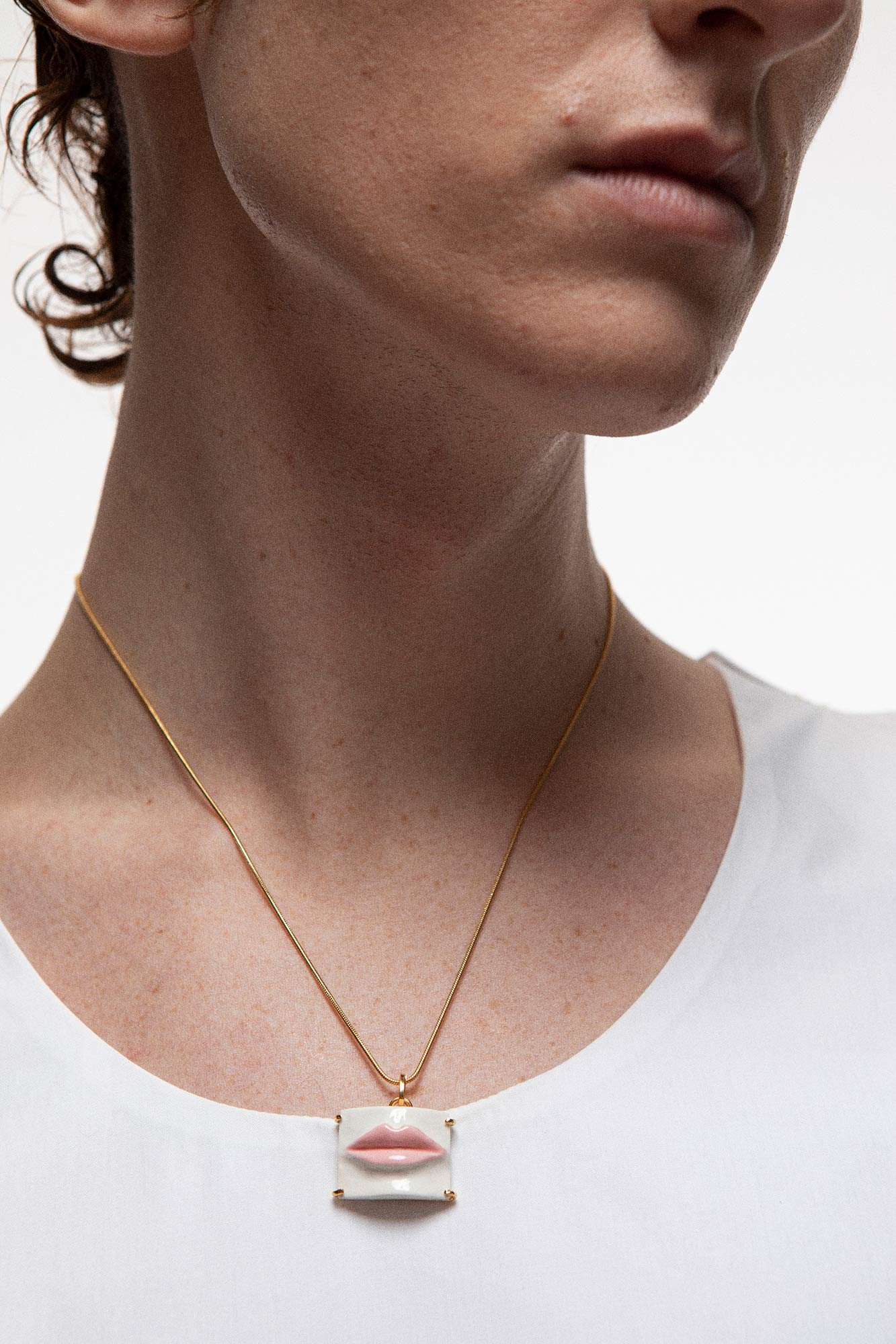 Andres Gallardo Collar Mouth Pendan White Pink DEIMOTIV