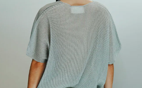 T-SHIRT SCOLLO A V