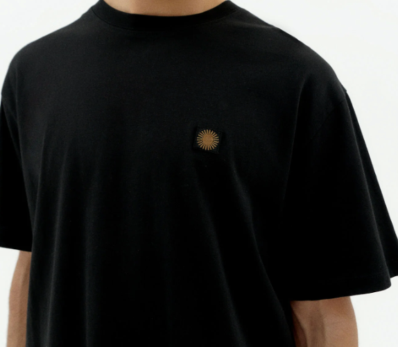 Camiseta negra sol type espalda Aaron