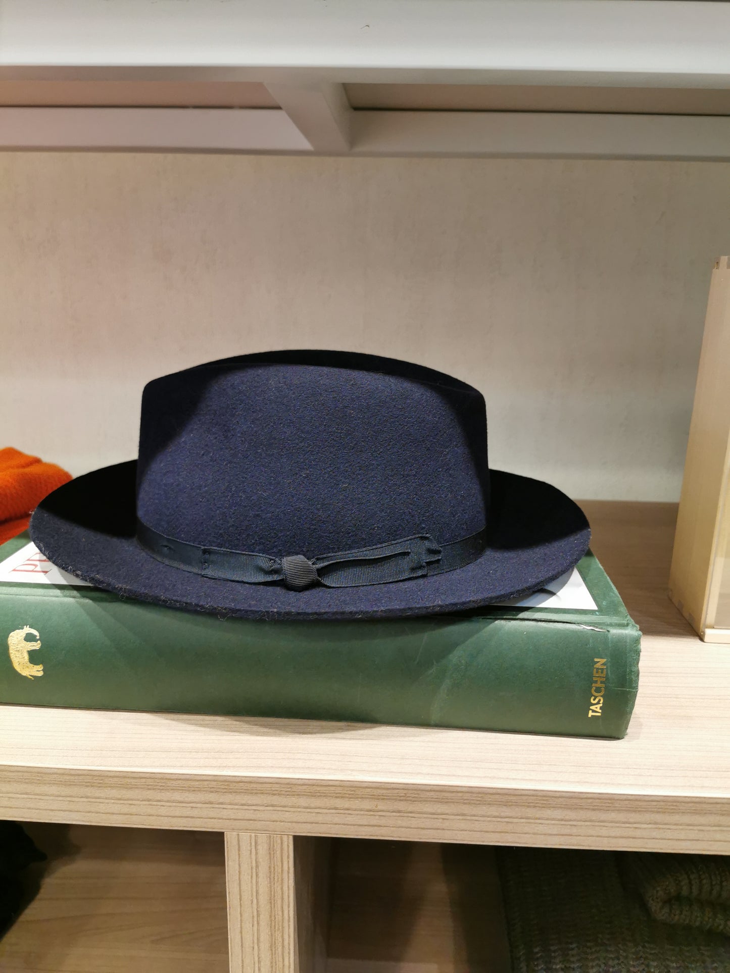 Sombrero azul marino signes