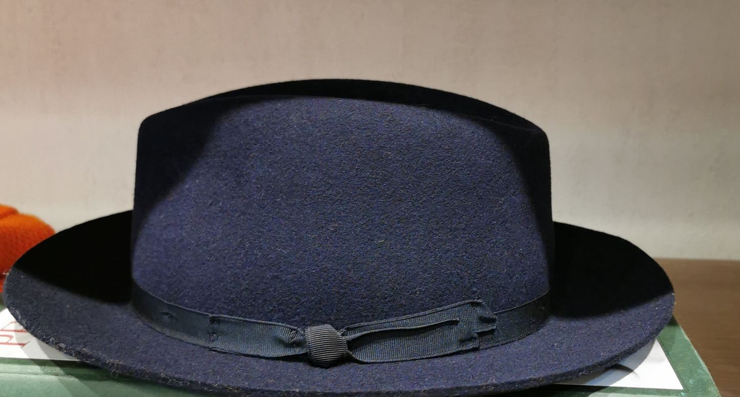 Sombrero azul marino signes