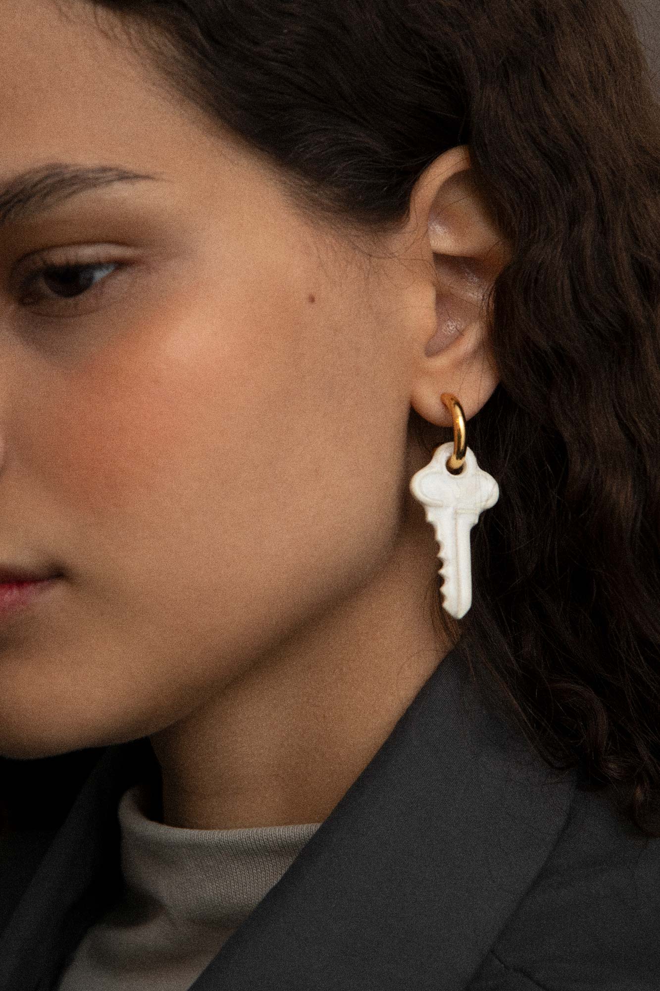 KEY HOOP SING EARRING