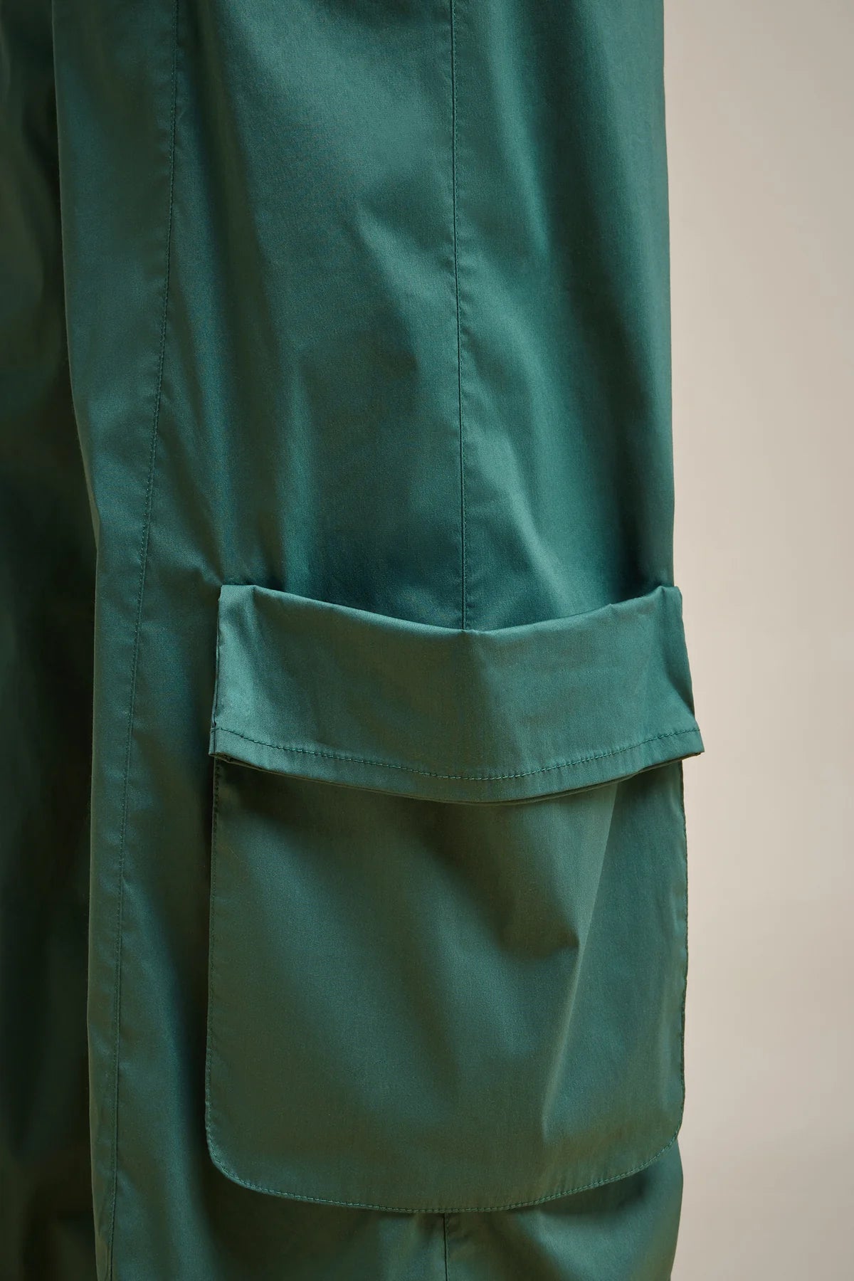 Pantalón popelín cargo verde esmeralda