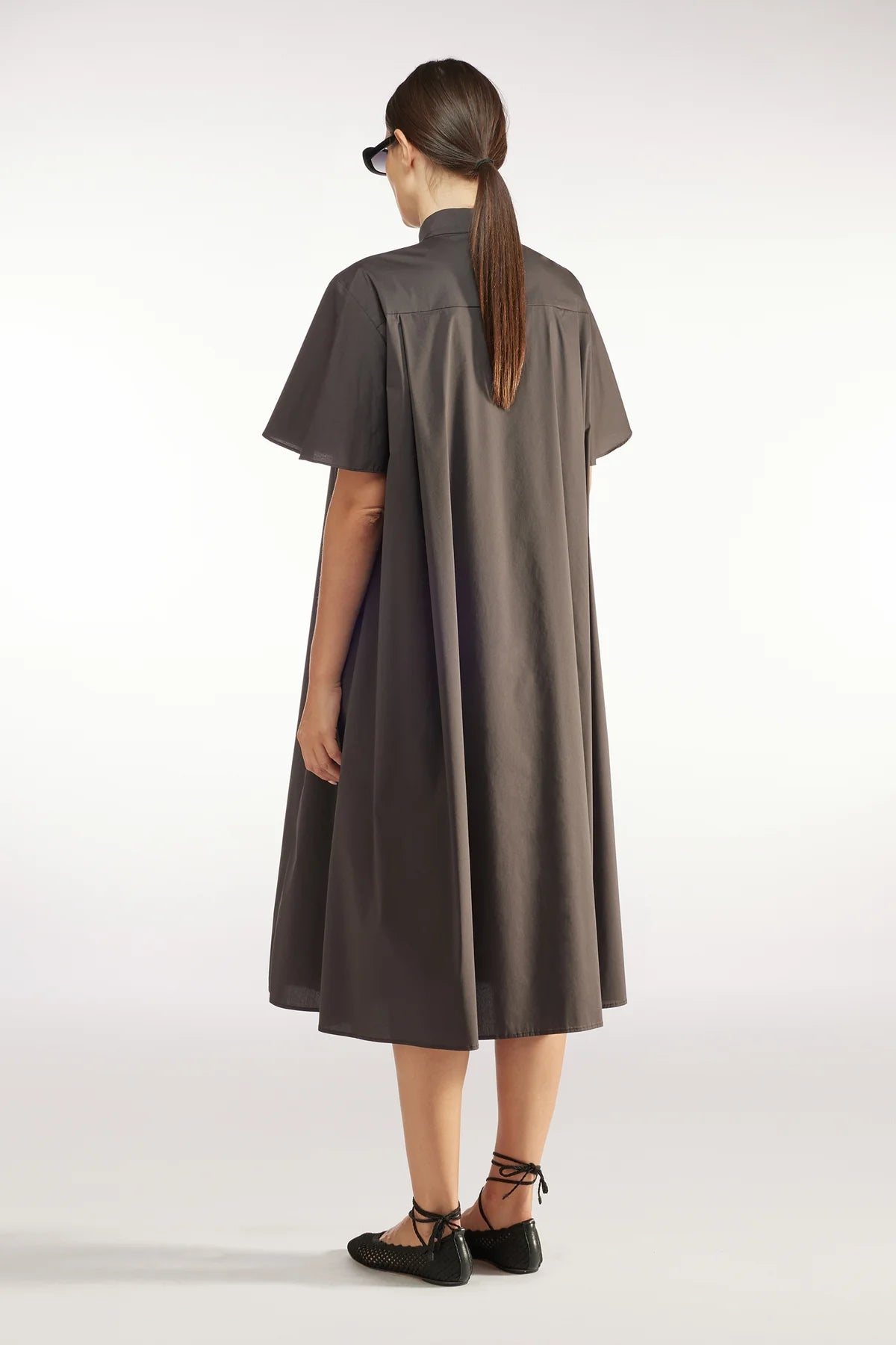 vestido midi en popelina elástica acampanado.