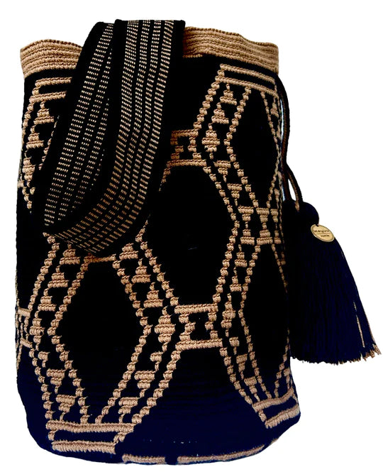 Wayuu estampado en colores camel y nagro. Tamaño L.