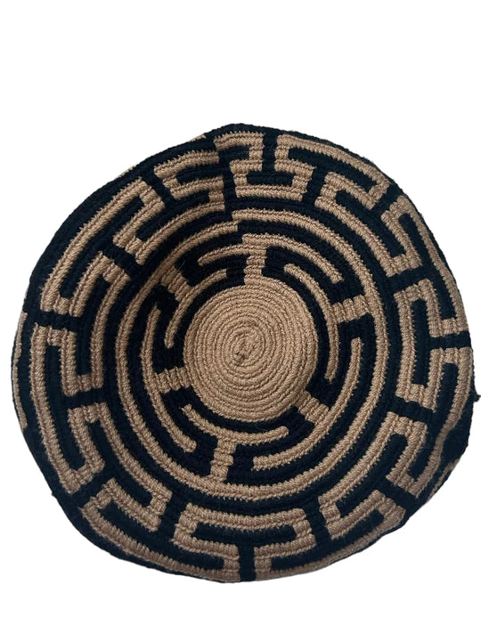 Wayuu estampado en colores camel y nagro. Tamaño L.