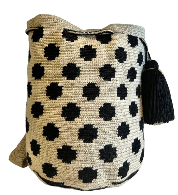 Wayuu Original Bag estampado en colores crudo y negro. Tamaño L.