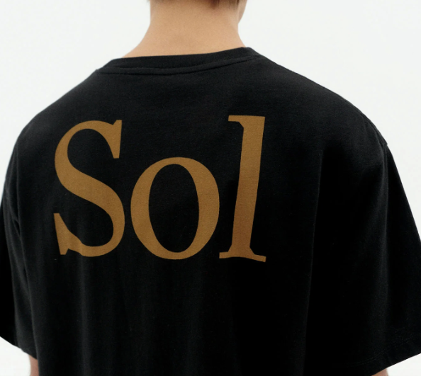 Camiseta negra sol type espalda Aaron
