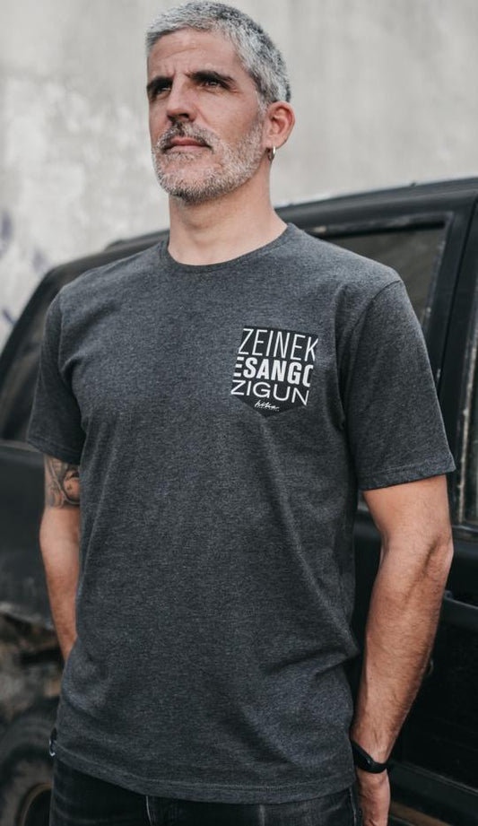 Hika Basque Brand Camiseta Zeinek Hombre DEIMOTIV