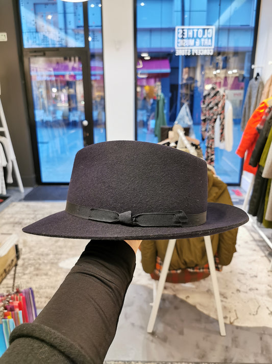 Sombrero azul marino signes