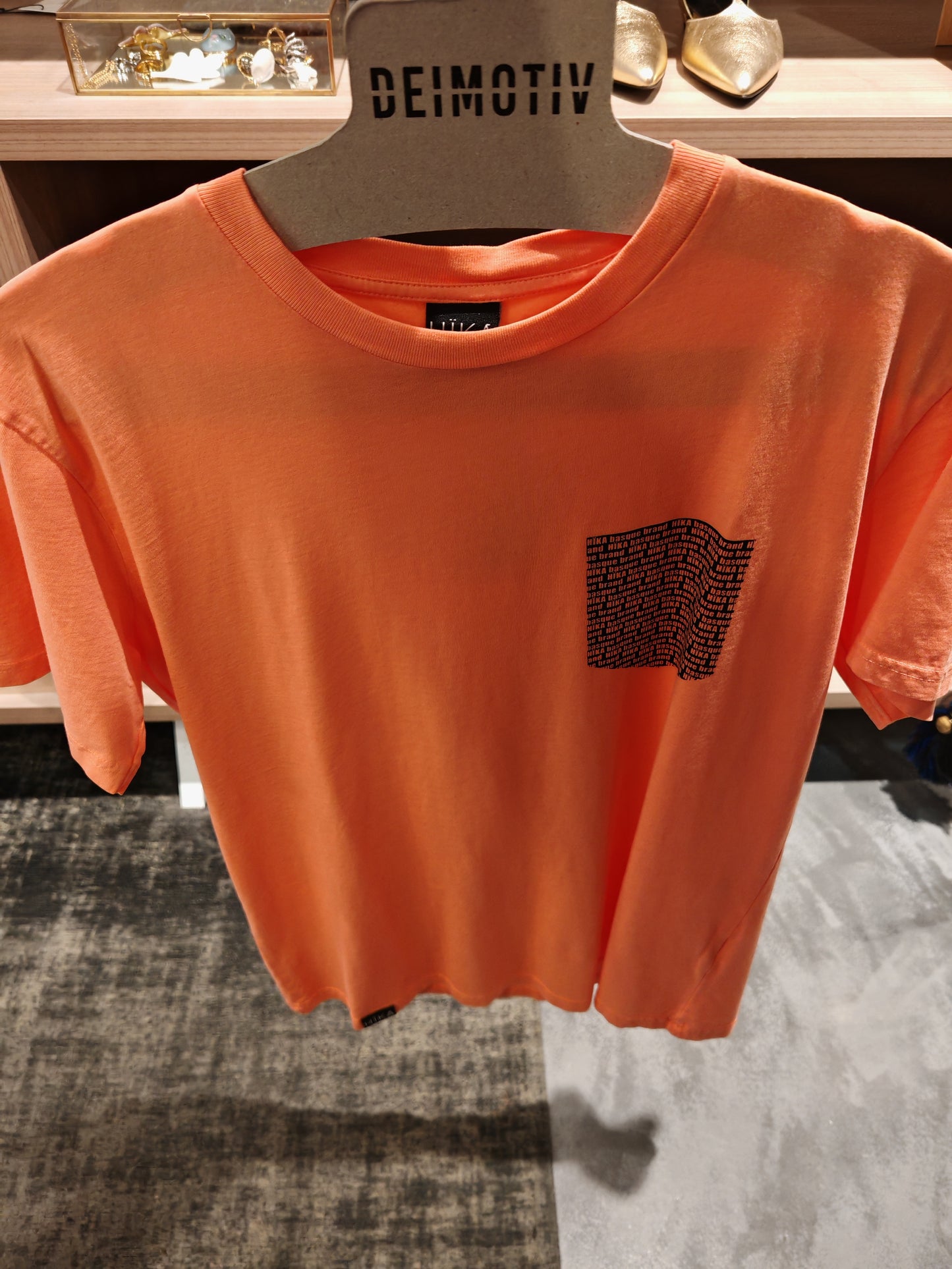 Camiseta naranja bolsillo