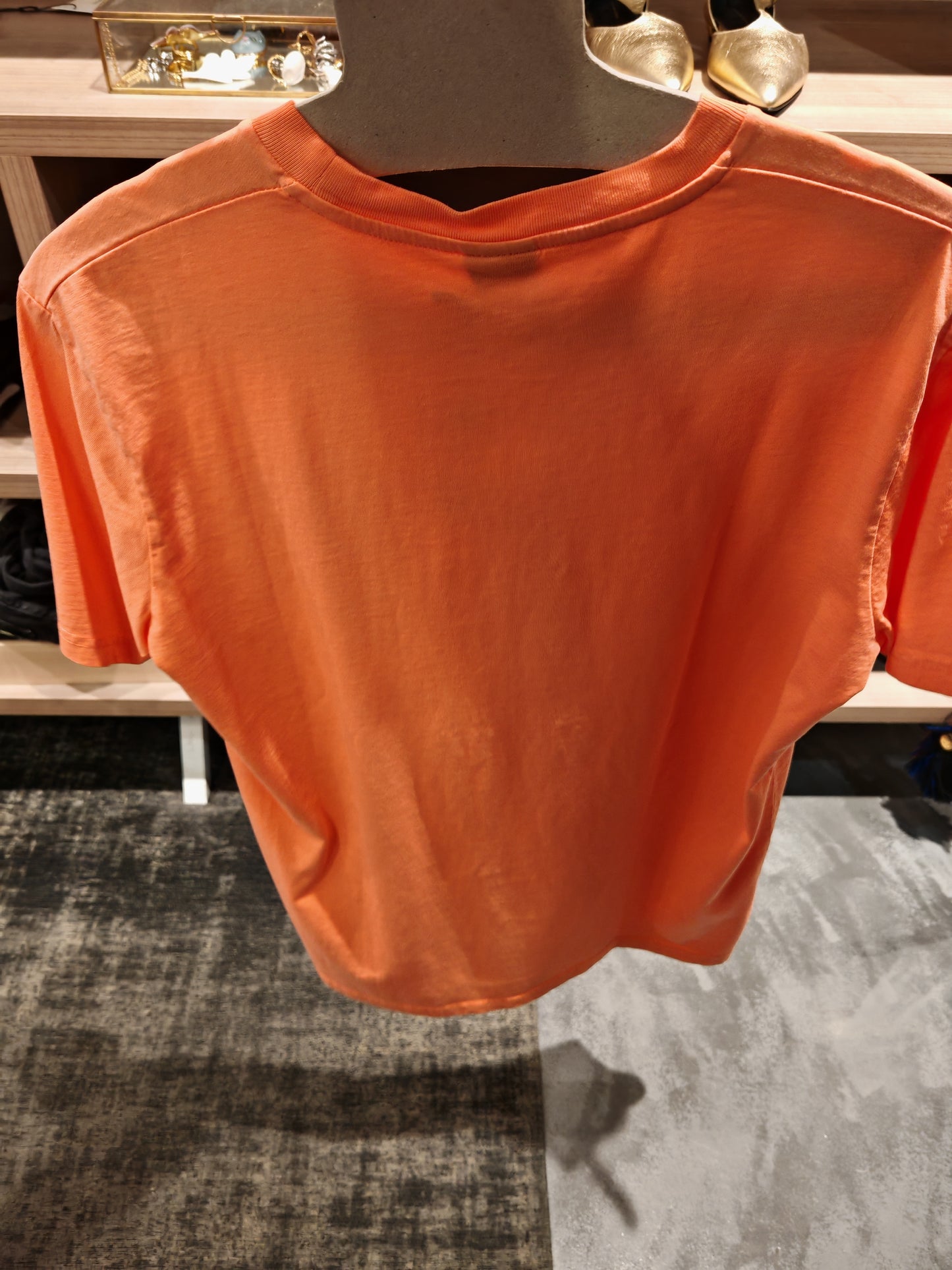 Camiseta naranja bolsillo