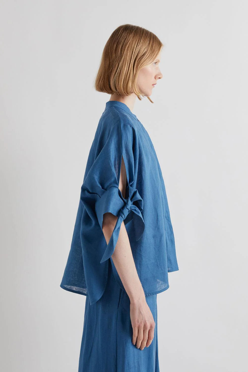 BLUSA DE LINO CON LAZO