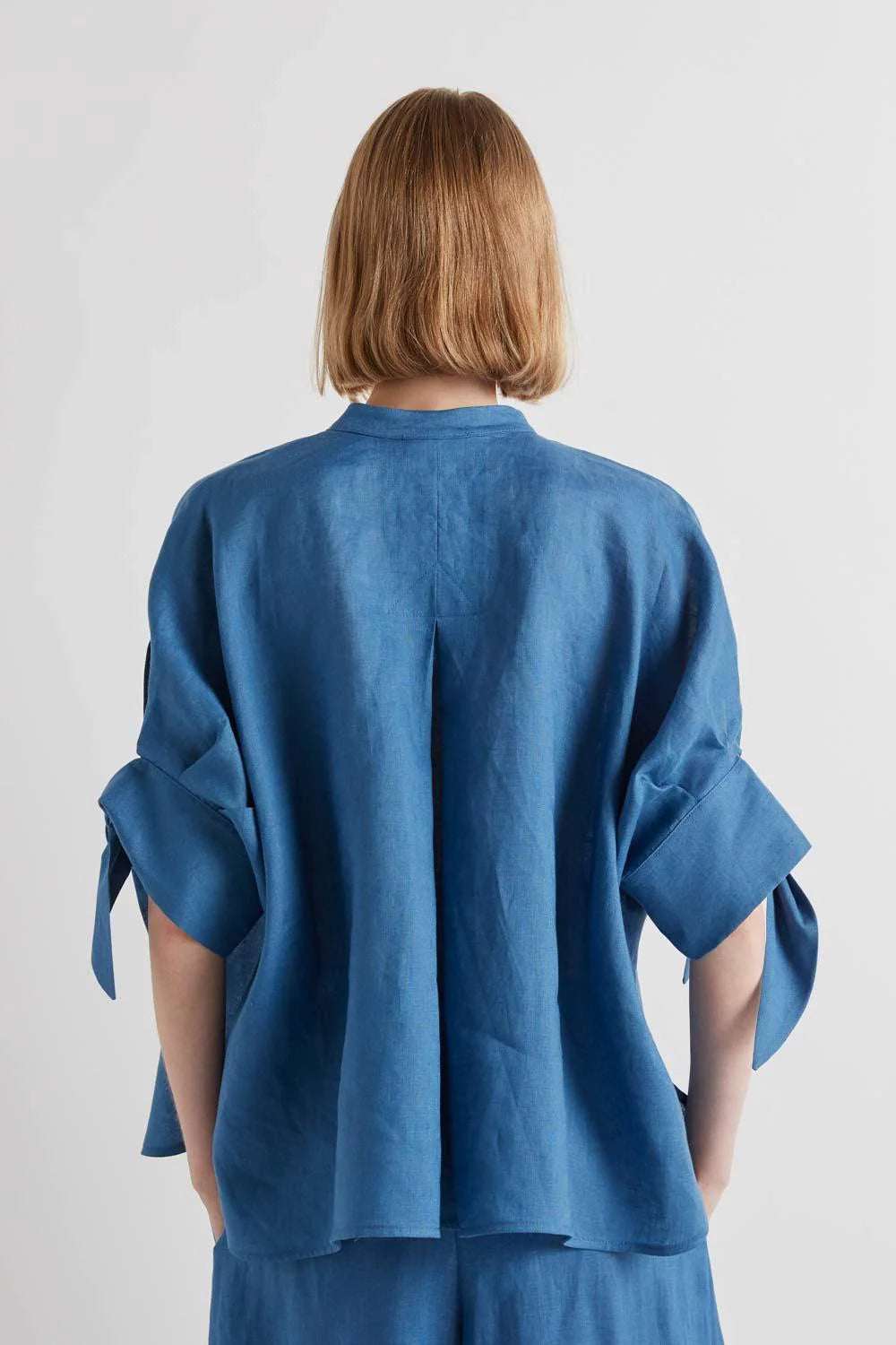 BLUSA DE LINO CON LAZO