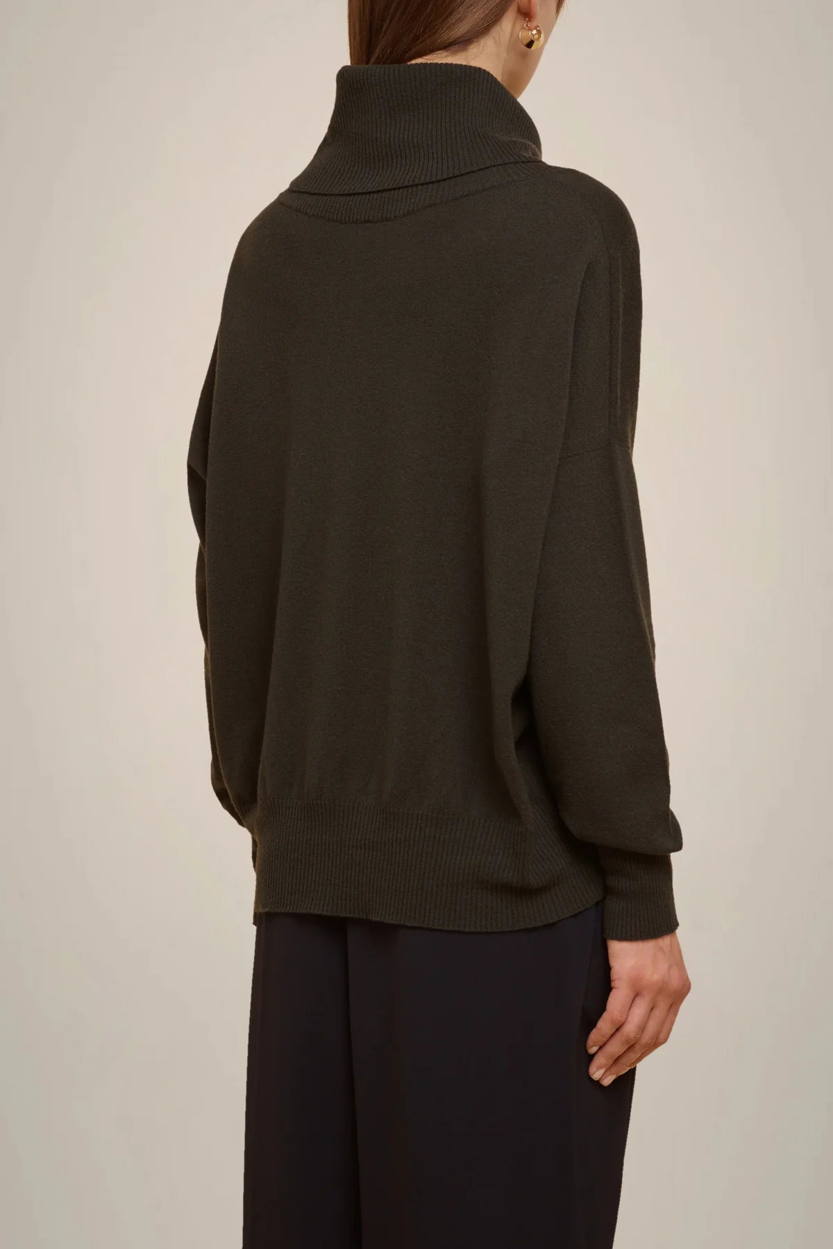 TOP CUELLO ALTO AZUL MARINO