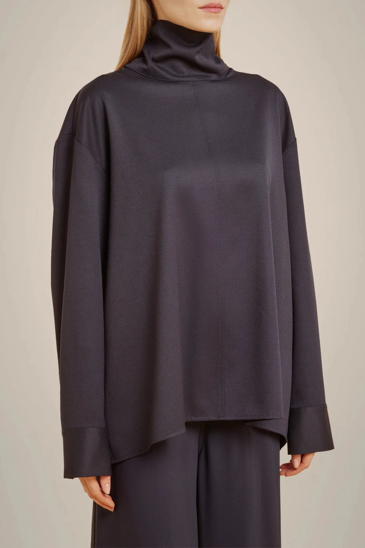 TOP CUELLO ALTO AZUL MARINO
