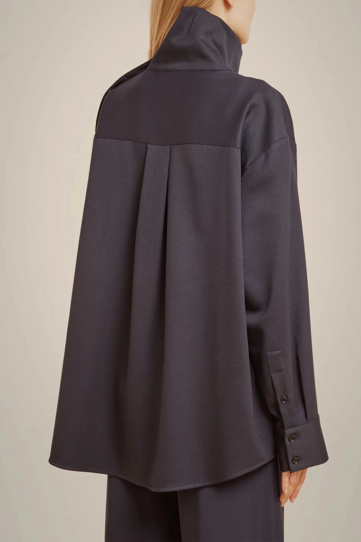 TOP CUELLO ALTO AZUL MARINO