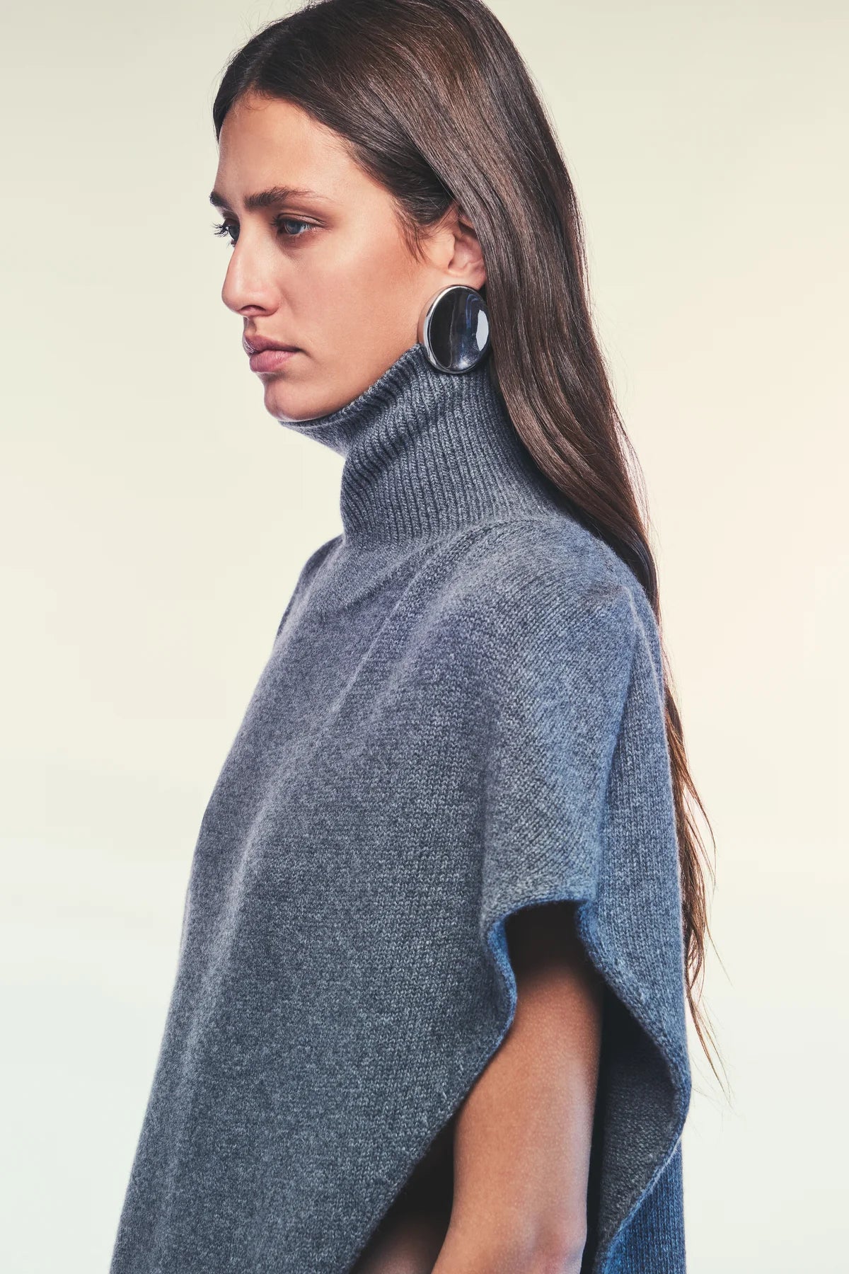 Suéter cuello alto jersey capa