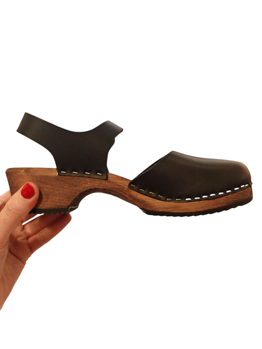 Zueco bajo negro pulsera